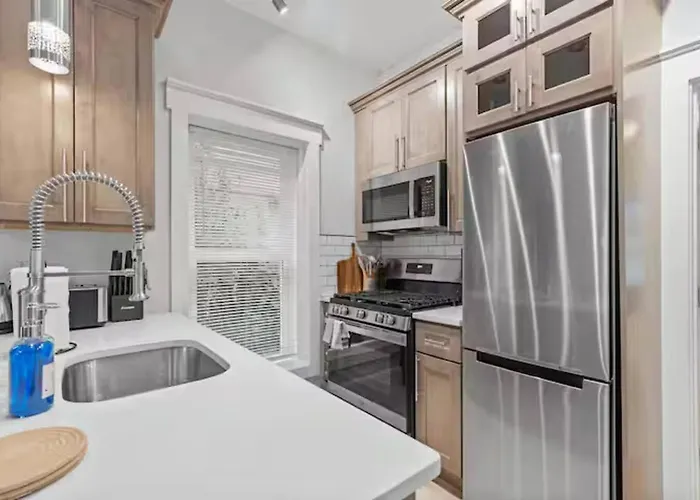 Modern W/netflix-close To Dining, Shopping Ferienhaus