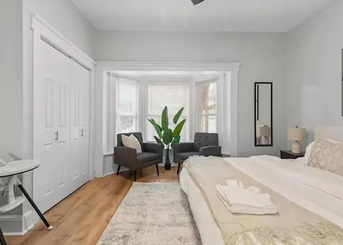 Modern W/netflix-close To Dining, Shopping Pittsburgh